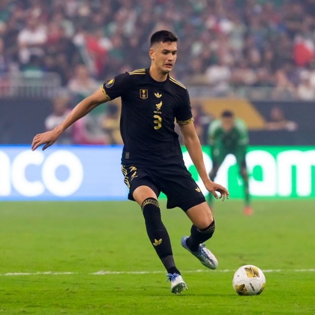 Houston, Texas, el defensa de México César Montes (3) ante Estados Unidos durante la final de la Copa Oro 2025